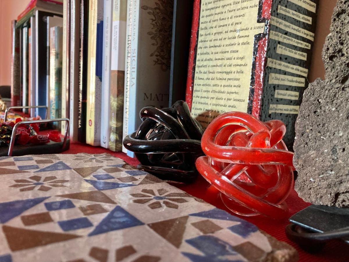 B&B Il Rosso E Il Nero Дзаферана Етнеа Екстериор снимка