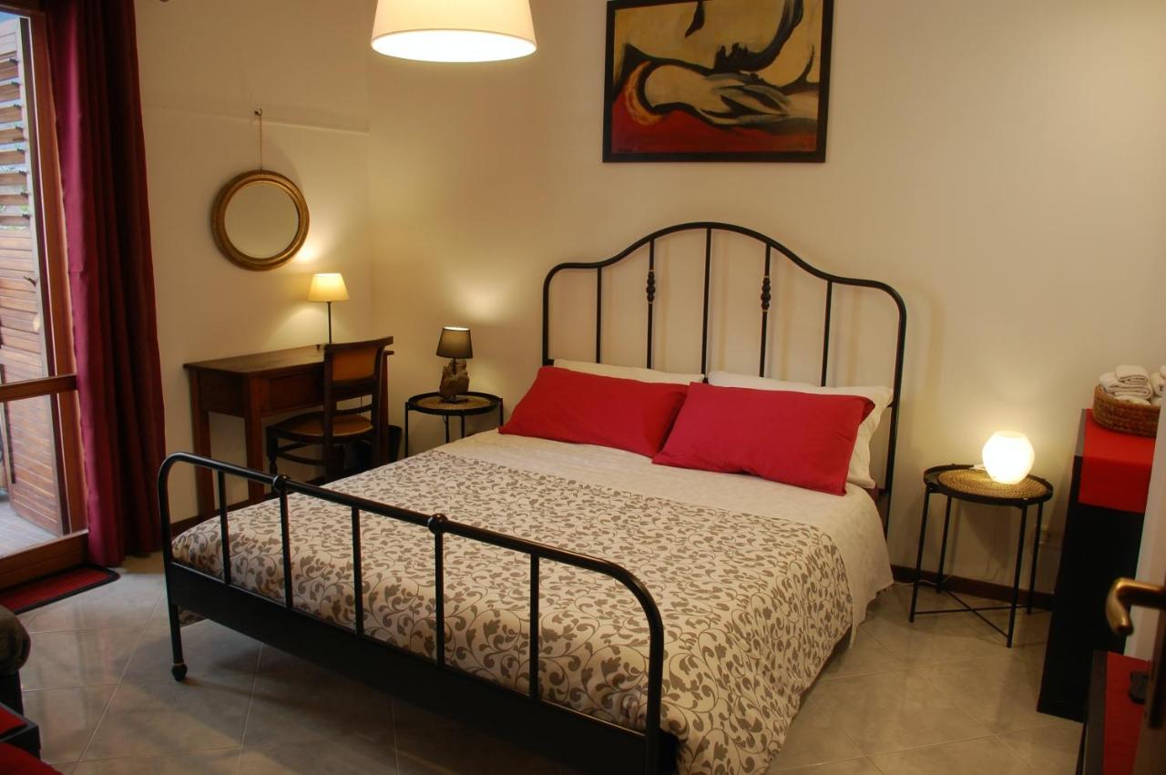 B&B Il Rosso E Il Nero Дзаферана Етнеа Екстериор снимка